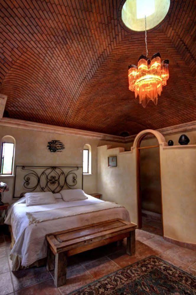 Hotel Boutique Casa Angelitos Альенде Экстерьер фото